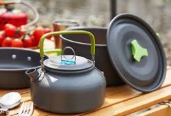 El kit de cocina ideal para camping: incluye tabla de cortar, vajilla y utensilios compactos para viajes al aire libre