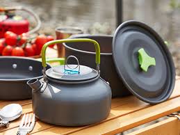 El kit de cocina ideal para camping: incluye tabla de cortar, vajilla y utensilios compactos para viajes al aire libre
